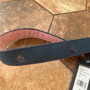 NWT Vineyard Vines Size 30 Holiday Mistletoe Embroidered Leather & Webbing Belt